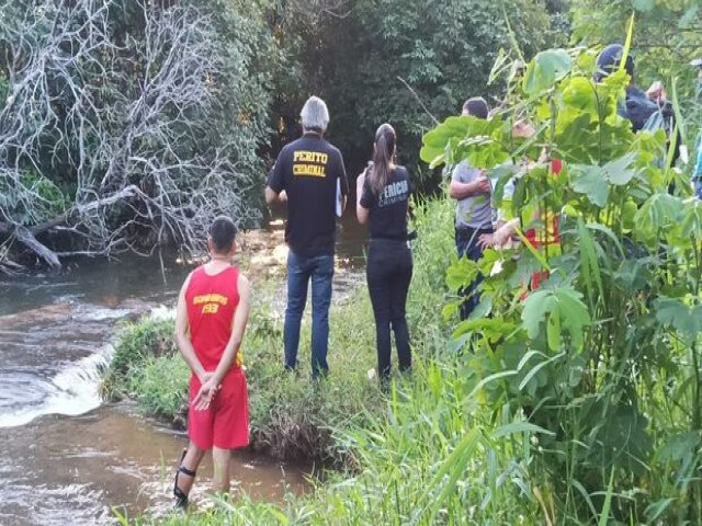 Corpo de homem  encontrado enroscado em galhos s margens de rio em MS (vdeo)