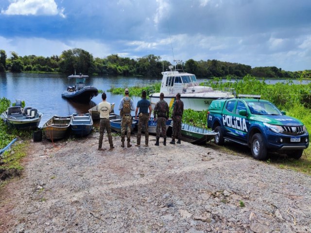 PMA e Polcia Federal de Corumb surpreendem pescadores em pesca ilegal em ponto de decoada no rio Paraguai e apreendem 6 barcos, um motor e pescado ilegal