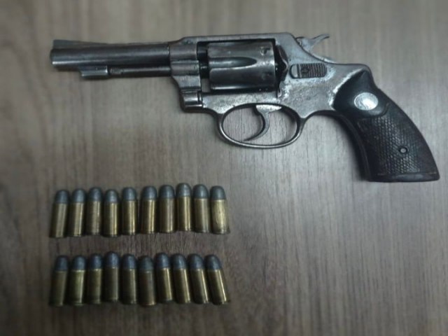 Polcia Militar apreende arma de fogo e munies em Miranda