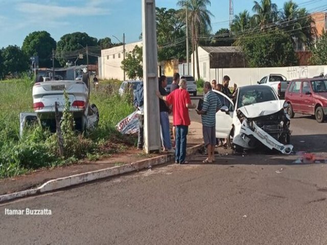 Idoso invadiu preferencial e foi atingido por outro carro em capotamento na Planalto (vídeo)