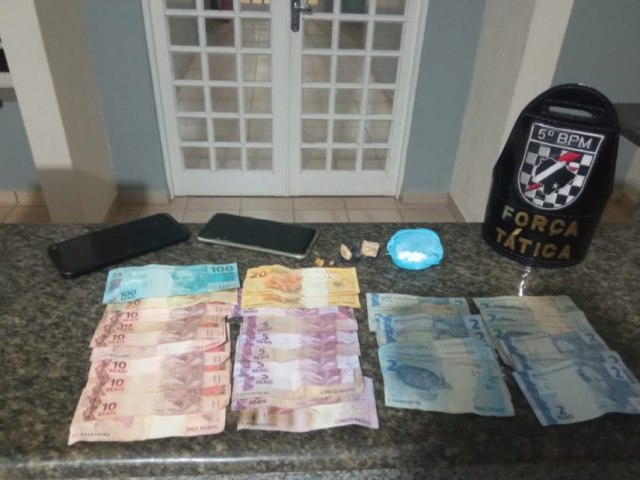 Polcia Militar prende dupla em flagrante por trfico e apreende dinheiro e drogas em Coxim