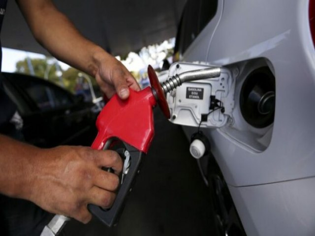 Gasolina deve chegar a 12,6% nos postos, com redução nas refinarias a partir de hoje