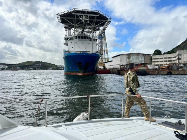 PF cumpre mandado de priso civil em embarcao na Baa de Guanabara