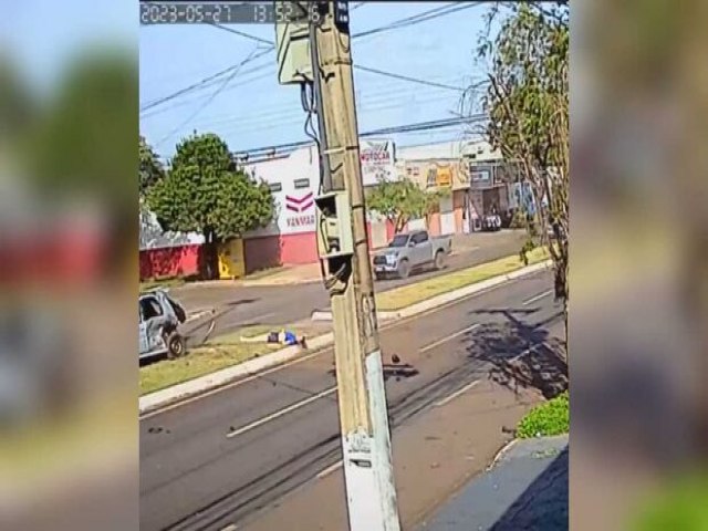 Mulher voa pelo porta-malas durante acidente em Dourados (vídeo)
