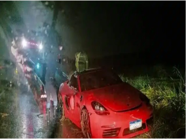 Porsche da Capital é abandonado após acidente em rodovia paulista