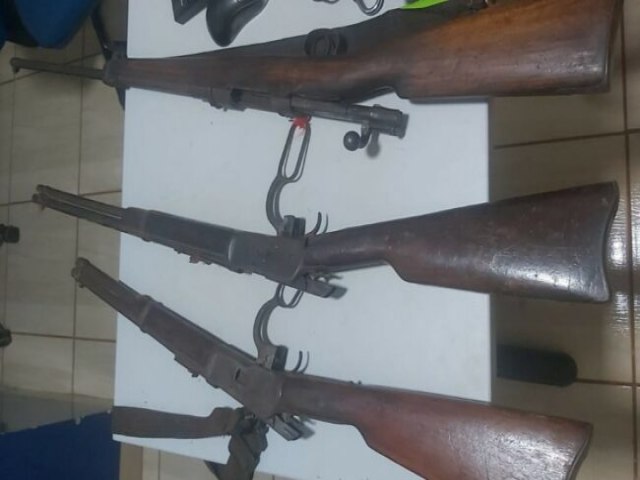 Casal furta trator e armas de propriedade rural em Sidrolândia