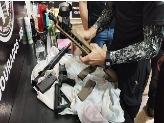 Dois fuzis so aprendidos pela Polcia Civil em deposito de faco em Dourados