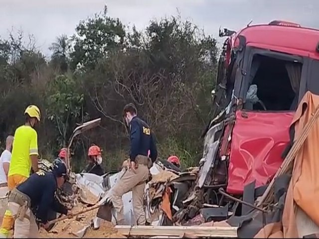 Acidente grave na BR-163 envolvendo duas carretas e uma camionete deixa mortos
