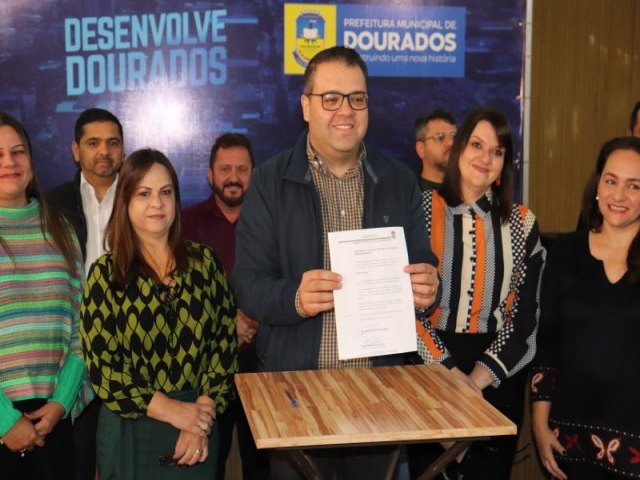 Prefeito Alan Guedes entrega três projetos voltados à Educação