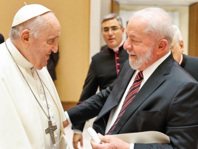 Lula e papa Francisco fazem encontro emotivo no Vaticano