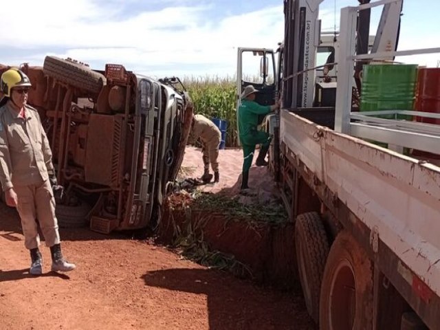 Carreta tomba e motorista fica preso s ferragens em Chapado do Sul