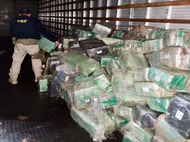 PRF descobre 3 toneladas de maconha, munies e fuzis em carreta