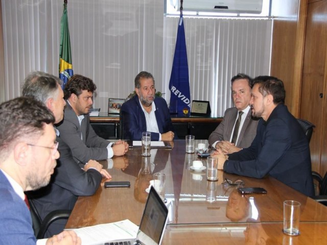 Em Brasília, Deputado Estadual Lucas de Lima e Deputado Federal Vander Loubet, são recebidos pelo Ministro da Previdência Social, Carlos Lupi 