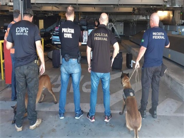PF prende estrangeira por trfico internacional de drogas no Aeroporto Internacional de Florianpolis
