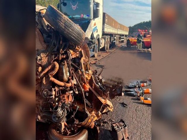 Batida entre caminhonete e caminhão deixa um morto na BR-262, em Ribas do Rio Pardo