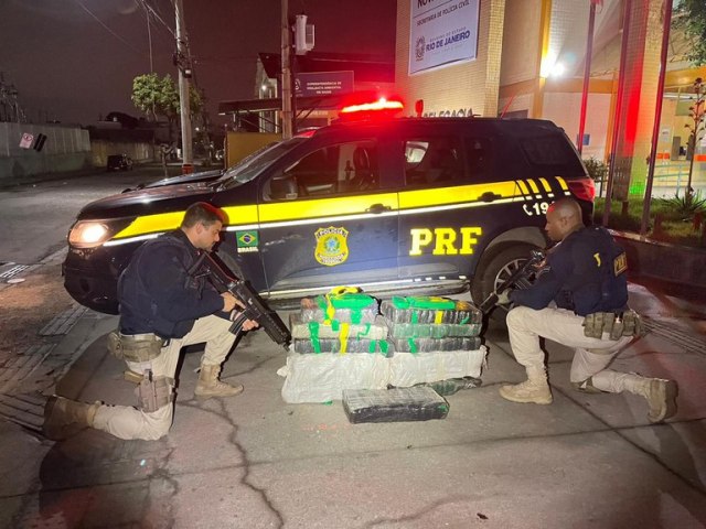 PRF prende dois homens e apreende mais de 100 quilos de maconha na Baixada Fluminense