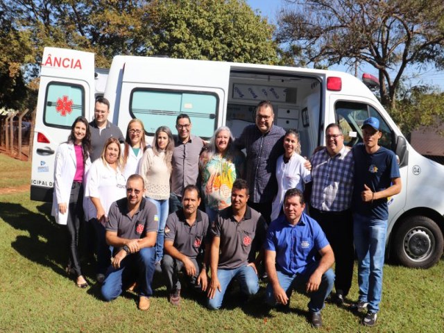 Prefeitura entrega ambulância com anúncio de reforma na Unidade de Saúde da Vila São Pedro