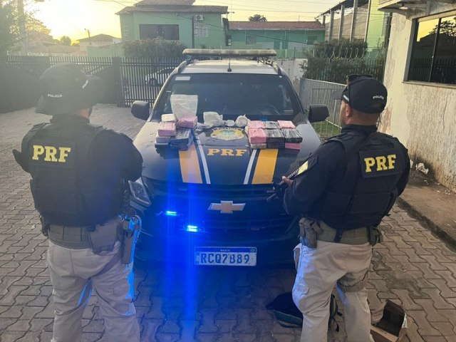 PRF prende homem transportando tabletes de cocana em nibus
