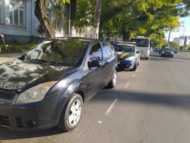 PRF prende criminoso em Porto Alegre/RS com carro furtado
