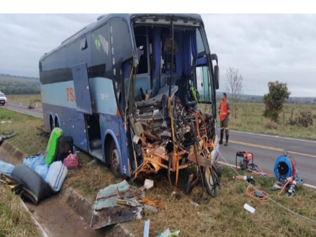 Colisão entre ônibus e caminhão deixa um morto e quatro feridos na MS-040