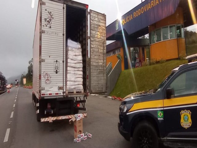 PRF apreende carga de cigarros contrabandeados em Barra do Turvo/SP