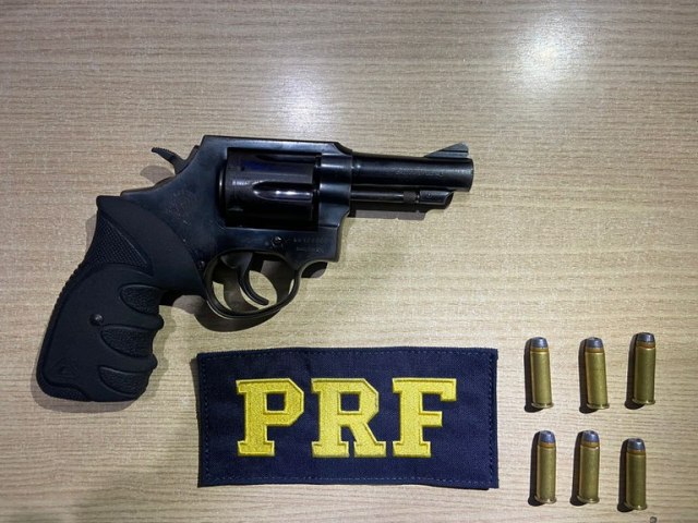 Polcia Rodoviria Federal prende homem por porte ilegal de arma na BR-101