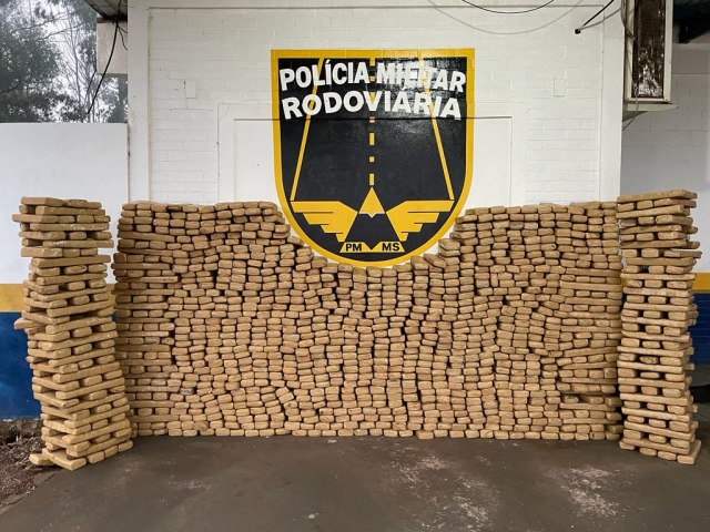 Polcia Militar Rodoviria prende indivduo que transportava carga de 1  Tonelada de maconha, em Ponta Por.