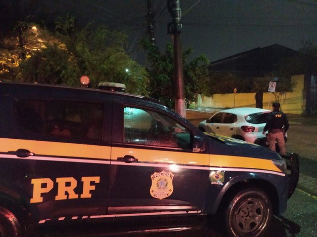 PRF prende criminoso em So Leopoldo com carro roubado h 3 dias em Alvorada/RS