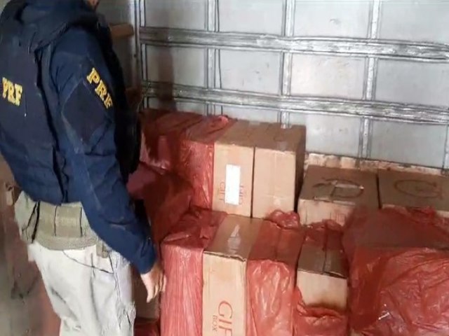 PRF apreende 13.000 maos de cigarros contrabandeados em Betim (MG)
