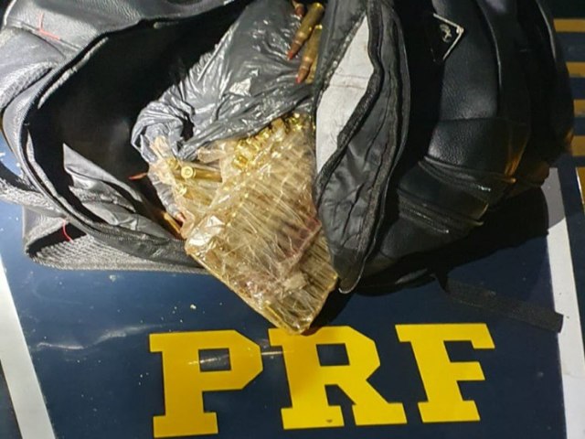 PRF e Polcia Civil apreendem cerca de mil munies para fuzil no RJ