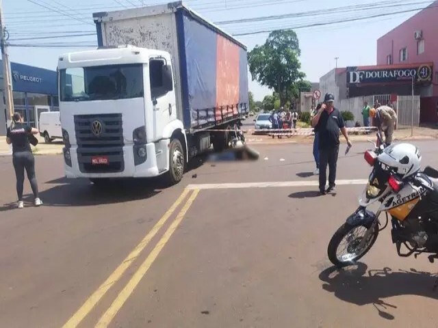 Motociclista morre ao bater na lateral de caminho-ba em Dourados