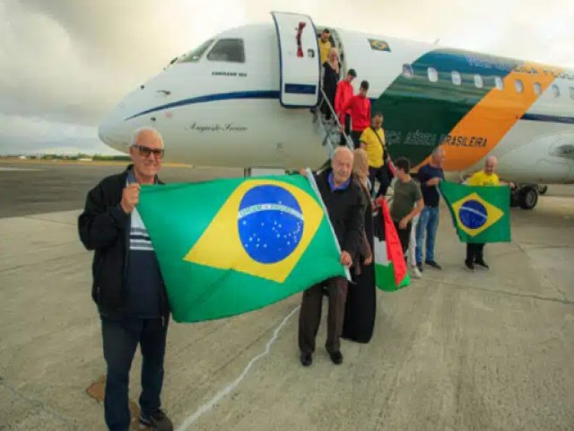 Grupo de brasileiros repatriados da Cisjordnia chega ao Recife