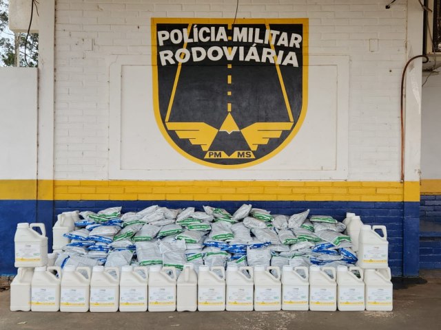 Polcia Militar Rodoviria apreende carga de agrotxico em um veculo em Ponta Por.