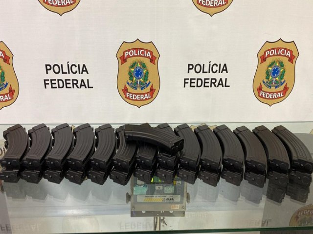 PF em atuao conjunta com a Receita Federal prende homem com 29 carregadores de fuzil