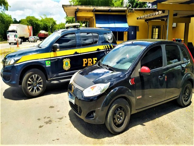 PRF recupera em Itabuna carro roubado na capital baiana