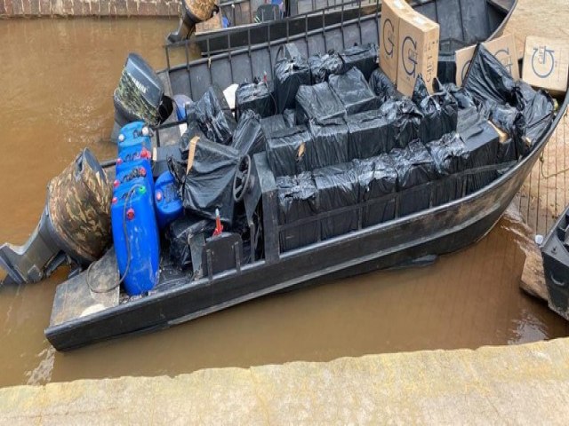 PF realiza apreenso de uma embarcao carregada com contrabando
