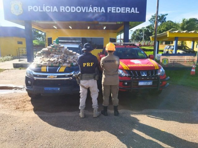 PRF apreende mais de 125 kg de drogas com colombianos no Acre