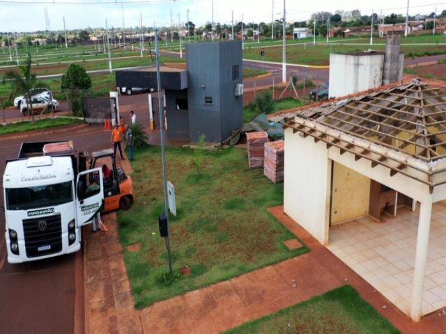 Prefeitura entrega nova remessa de telhas para ajudar na reconstruo de casas no Idelfonso