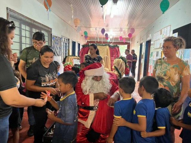 Papai Noel visita escolas municipais da Reserva Indgena