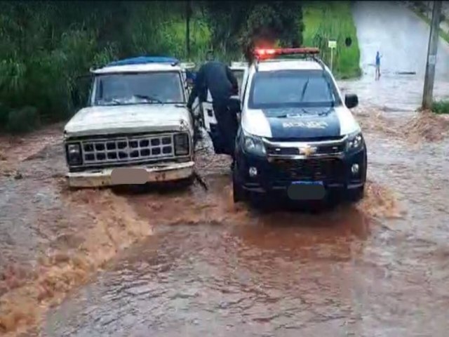Policiais Militares resgatam homens em enchente em Campo Grande