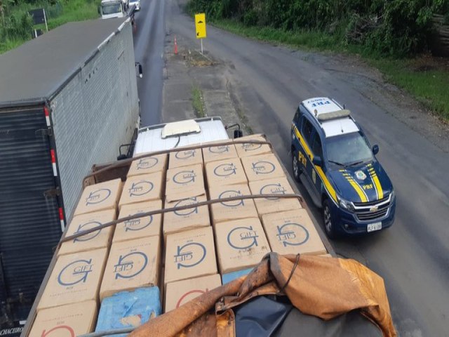 No Sul da Bahia, PRF apreende 425.000 maos de cigarros contrabandeados escondidos em carroceria de caminho