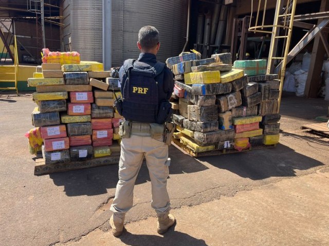 PRF localiza 3 toneladas de maconha escondidas em meio a carga de milho