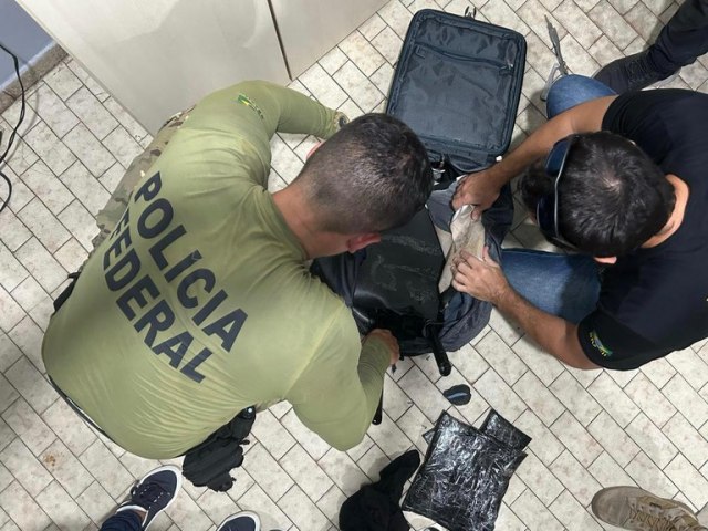 PF prende colombiano com droga em fundo falso de mala