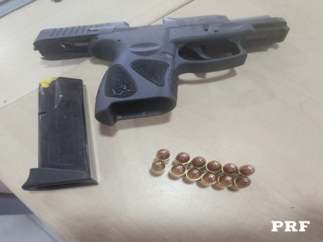 PRF prende motorista por porte ilegal de arma de fogo em Santa Maria/DF