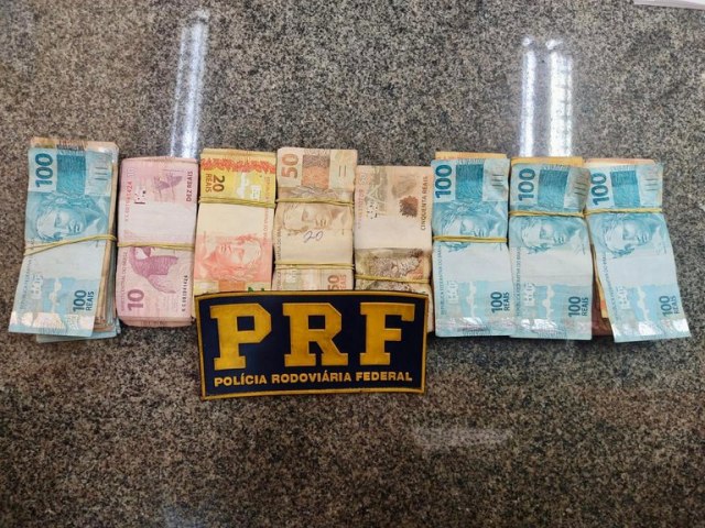 PRF apreende quase 24 mil reais em Nova Iguau/RJ