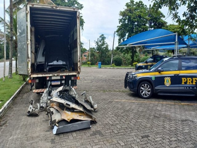 PRF intercepta caminhoneiro transportando peas de carros roubados