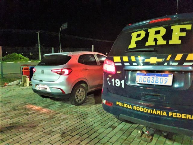 Carro furtado de locadora em Macei  recuperado pela PRF em Paulo Afonso