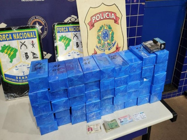PF e Receita Federal prendem suposto policial paraguaio com celulares descaminhados em fundo falso