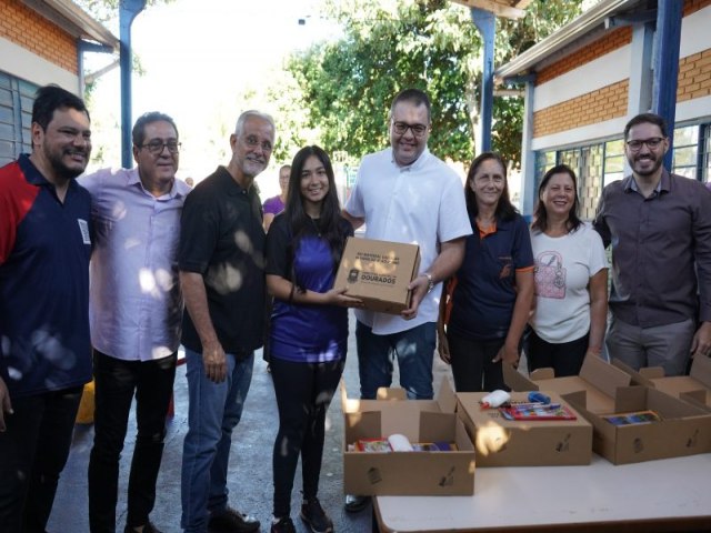 Prefeitura distribui 33 mil kits escolares para alunos da Reme