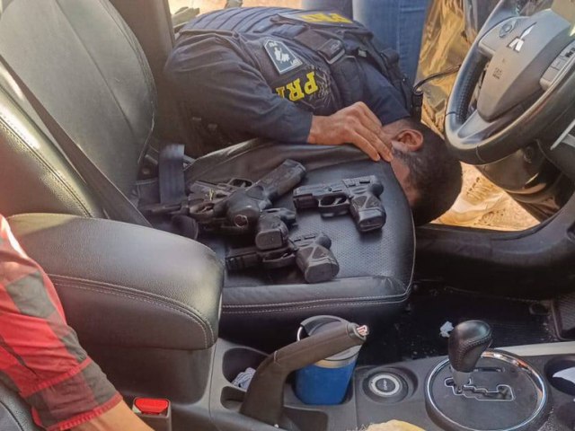 Ao Conjunta entre Polcia Civil e Polcia Rodoviria Federal apreende armas e munies em veculo suspeito